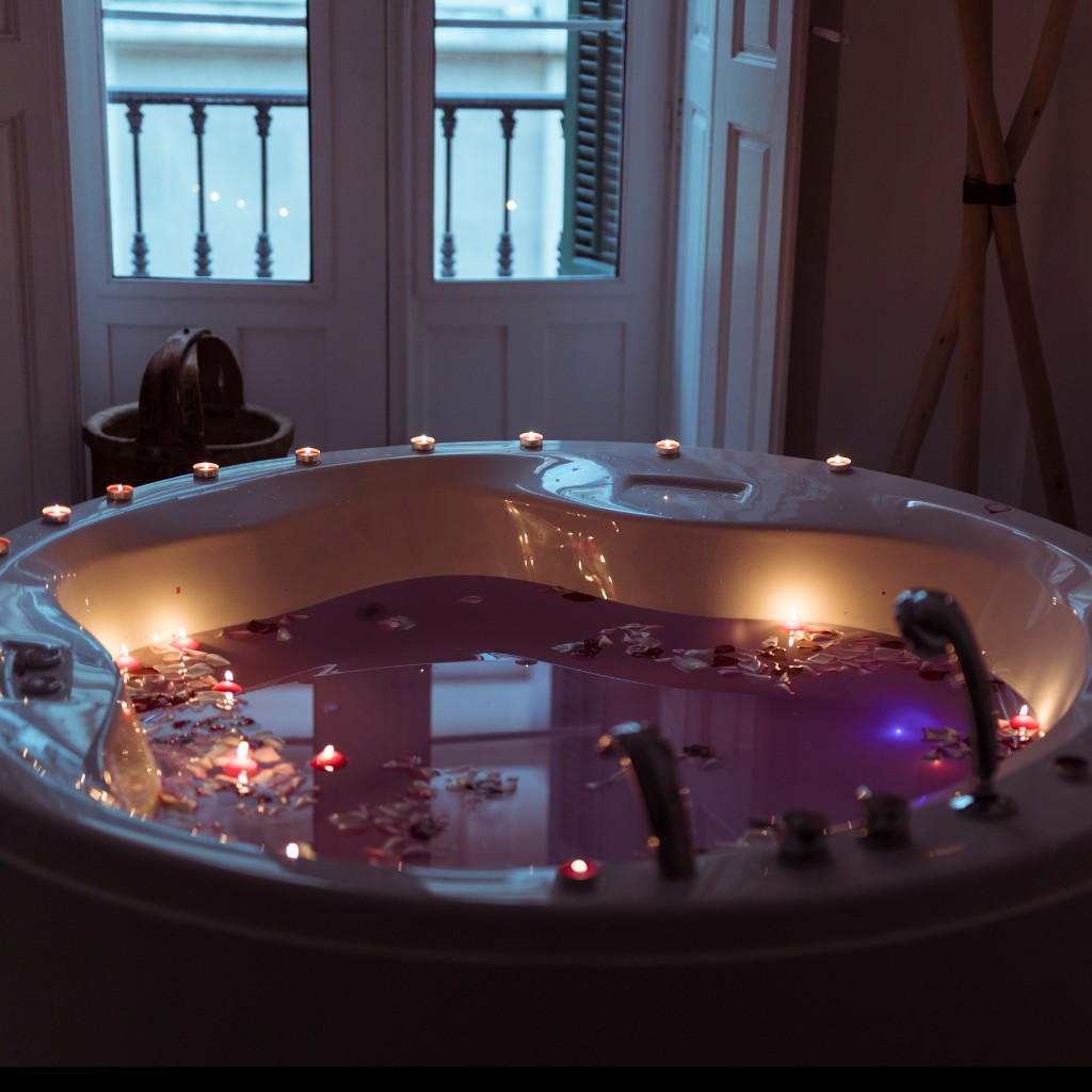 Luxurious private jacuzzi bath session at a premium spa in Sakinaka for complete stress relief